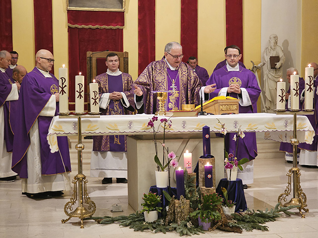 Oltar za vrijeme mise zadušnice                                                                                                                                                                                                                           