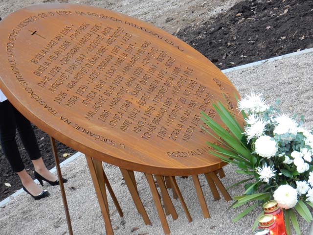 Spomenik bilajskim žrtvama u prometnoj nesreću iz 1983/Snimio Marko Čuljat Lika press                                                                                                                                                                     