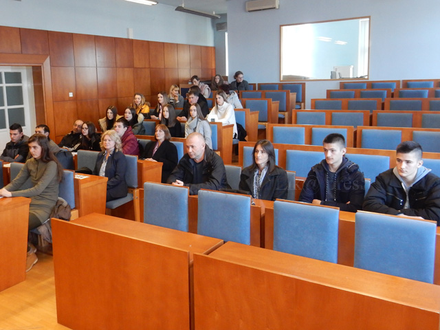 Mlada gospićka budućnost u gradskoj vijećnici/Snimio Marko Čuljat                                                                                                                                                                                         