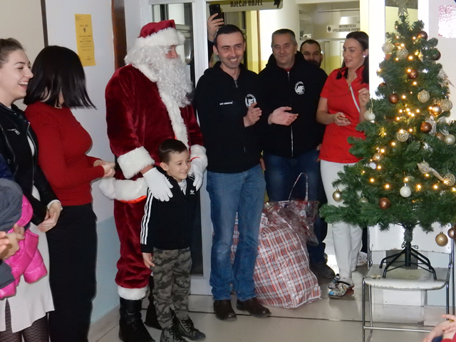 Djedovi pomoćnici dovukli su veliku torbu punu bombona                                                                                                                                                                                                    