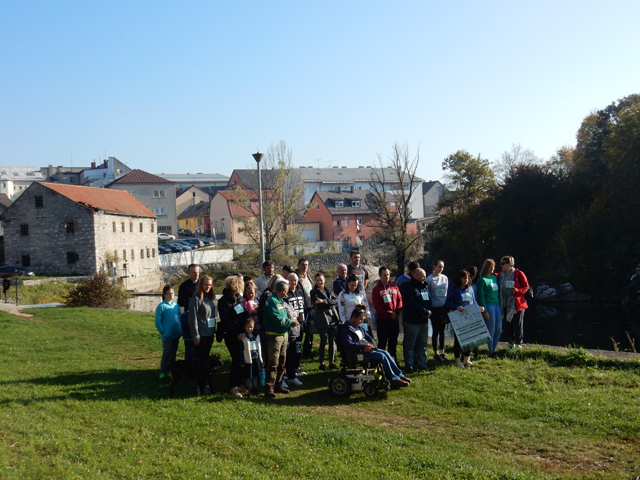 Sudionici današnje sadnje vrba na obali Novčice u Gospiću                                                                                                                                                                                                 