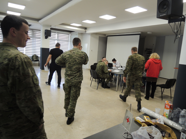 Za darovanje krvi danas se u Gospiću čekalo u redu u kome su bili i hrvatski vojnici/Snimio Marko ČULJAT                                                                                                                                                  