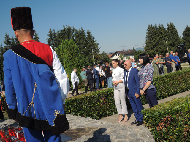 POčast gradskog izaslanstva kod velikog križa/Snimio Marko ČULJAT                                                                                                                                                                                         