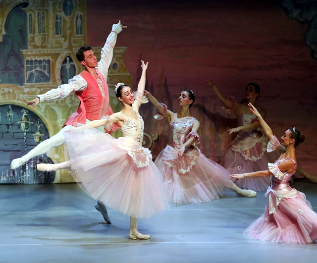 Skena iz ukrajinskog Orašara, popularnog baleta Čajkovskog                                                                                                                                                                                                