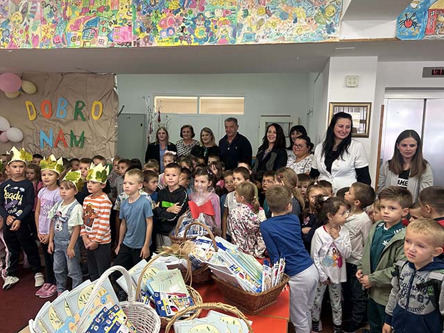 Gradonačelnik Milinović s polaznicima Male škole u Gospiću                                                                                                                                                                                                