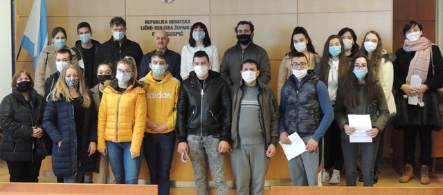 Učenici i roditelji u Gradskoj vijećnici s gradskim čelnicima                                                                                                                                                                                             