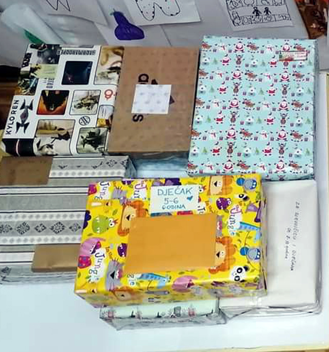 Pripremljene pošiljke gospićke djece
                                                                                                                                                                                                                    