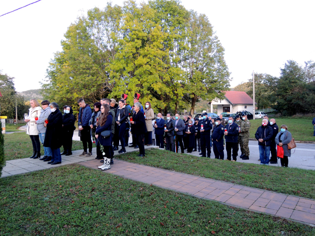 Okupljanje ispred spmenika hrvatskim žrtvama u Širokoj Kuli                                                                                                                                                                                               