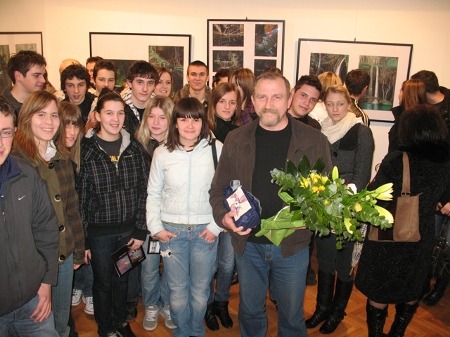 Uspomena s učenicima nakon otvaranje izložbe u Muzeju 2009./Foto MArko Čuljat, Lika press Gospić                                                                                                                                                          