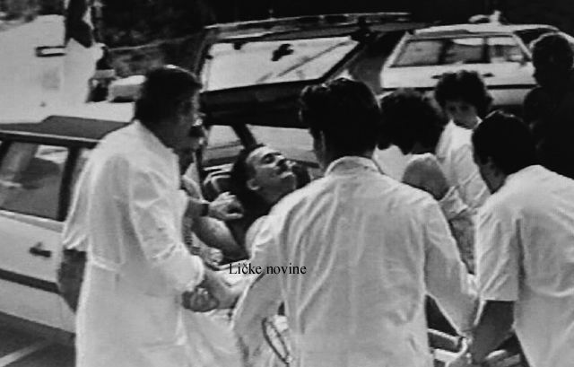 Prve ranjenike u Bolnicu dovozio je sanitet Doma zdravlja i službujući obiteljski liječnik/Snimio Marko Čuljat, 22.VII. 1991.                                                                                                                             