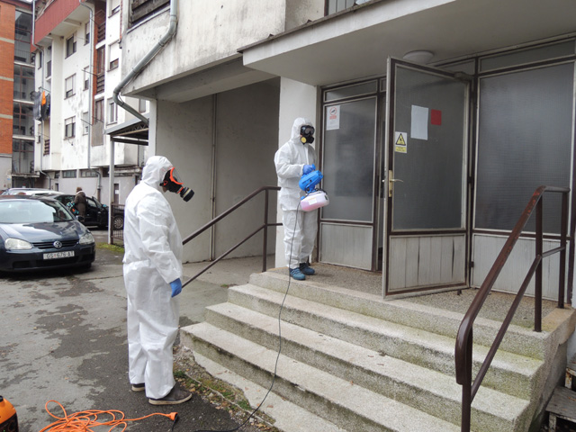 Detalj današne zaštite stanara kaniške uglovnice u Gospiću/Snimio Marko Čuljat, Lika press Gospić                                                                                                                                                         