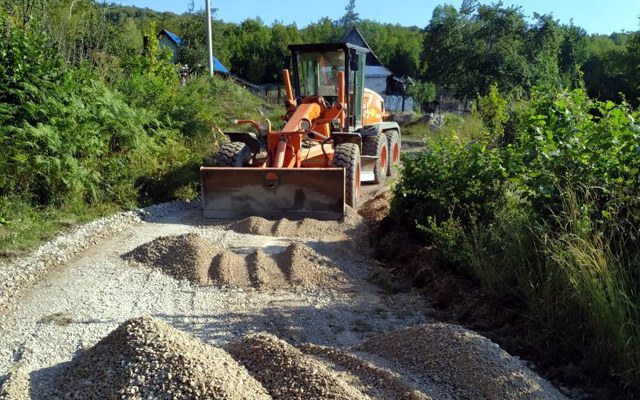 Priprema jedne seoske ceste za novi način modernizacija/Foto GGS                                                                                                                                                                                          