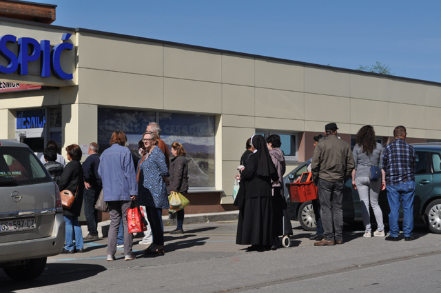 Gužva na ulazu u placu                                                                                                                                                                                                                                    