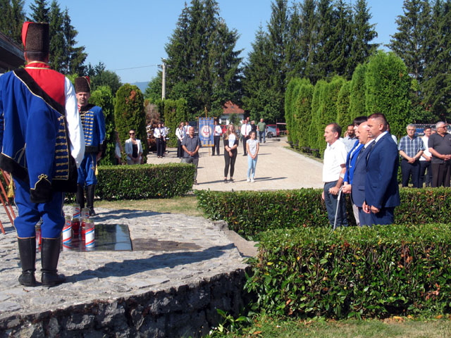 Gradsko izaslanstvo odaje počast kod križa                                                                                                                                                                                                                