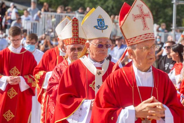 Biskupi u procesiji na Udbini                                                                                                                                                                                                                             