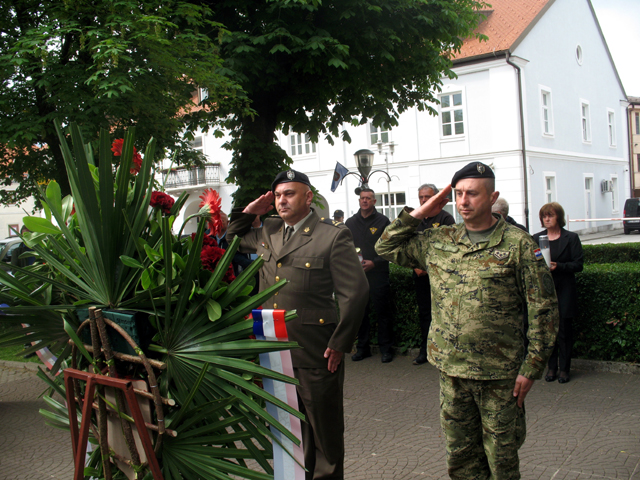 Poštu su odali i pripadnici Hrvatske vojske/Snimio Marko ČULJAT                                                                                                                                                                                           