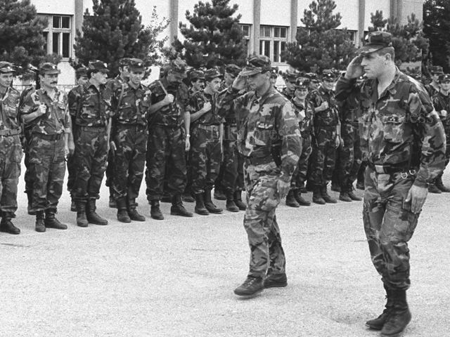 Zdunić (desno) sa Norcem na prvoj smotri 6. gardijske brigade 1. studenoga 1992. /Foto arhiva Lika pressa snimio Marko Čuljat                                                                                                                             