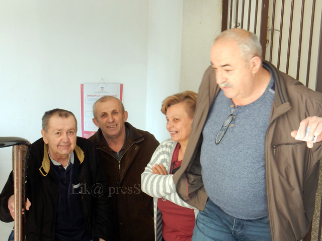 Za glasanje se strpčljivo čekalo i na stubištu/Snimio Marko Čuljat                                                                                                                                                                                        