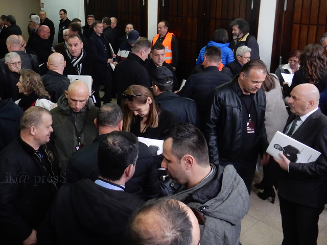 Okupljanje pravaša u predvorju Doma kulture u Gospiću                                                                                                                                                                                                     