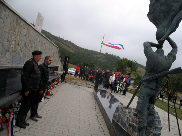 Današnja komemoracija kod spomenika poginulima na Ljubovu/Snimio Marko ČULJAT                                                                                                                                                                             