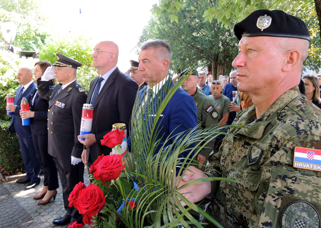 Odavanje počasti poginulim hrvatskim vitezovima u operaciji oslobađanja okupiranog dijela Gospića/Snimio Marko Čuljat Lika press                                                                                                                          