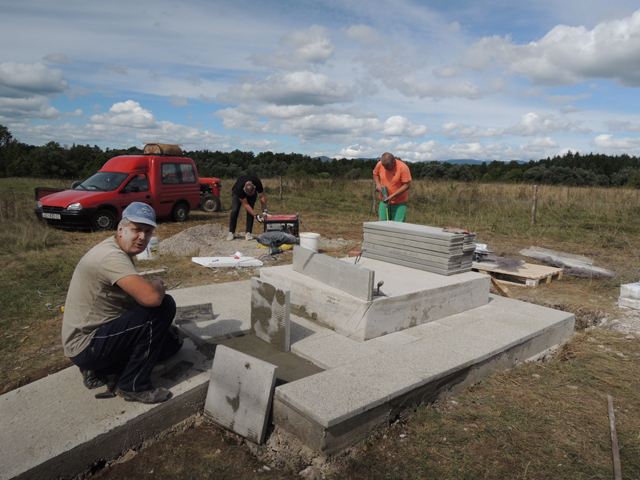 Neumorni hrvatski ratni veterani na izgradnji spomenika kolegi Rosuljašu u Ribniku/Snimio Marko Čuljat                                                                                                                                                    