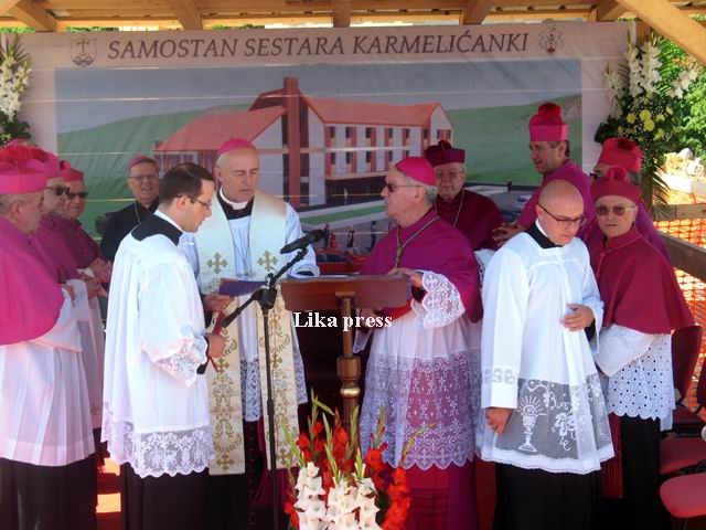 Crkveni velikodostojnici na oltaru koji se nalazio na gradilištu samostana                                                                                                                                                                                