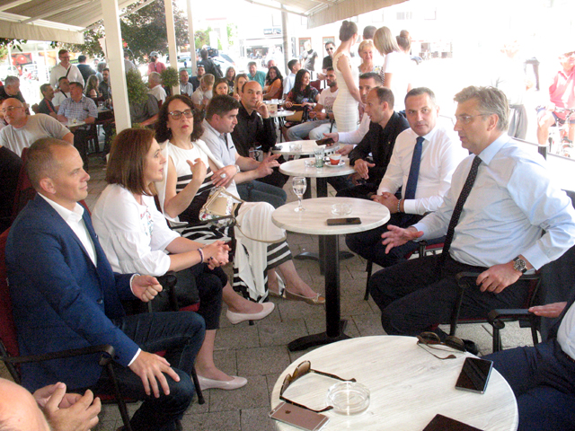 Plenković u društvu domaćina u Gospiću                                                                                                                                                                                                                    