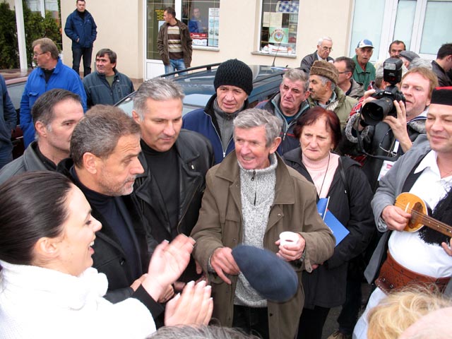 Milan Bandić s Gospićanima za predsjedničke izbore 2009./Foto arhiva Lika pressa Gospić                                                                                                                                                                   