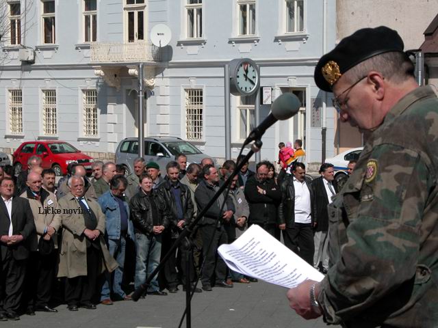 Šimić govori na smotri 117. brigade ZN G-a u Gospiću 17.  ožujka 2007. /Foto arhiva Likapressa                                                                                                                                                            