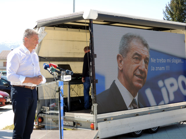 Zasukanih rukava Dado je uz projekciju na kamionu tumačio program LiPO-ga                                                                                                                                                                                 