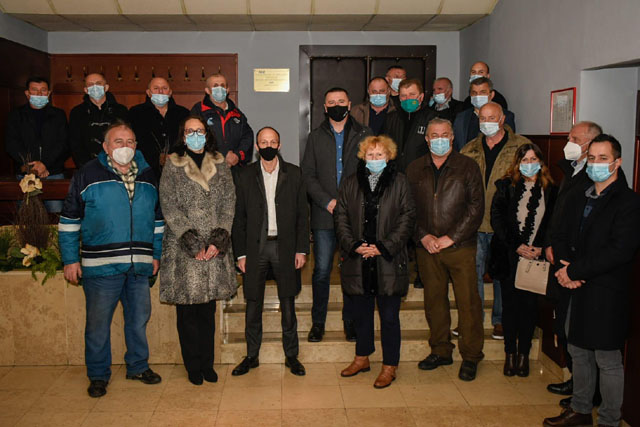 Članovi HDZ-a u predvorju gospićkog kina                                                                                                                                                                                                                  