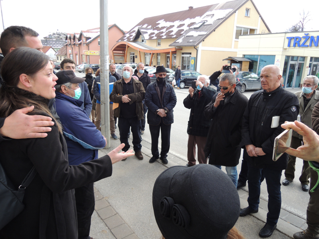 Danas su zapjevane stare hrvatske pjesme ispred kuće Paje Šimića u Smiljanskoj ulici u Gospiću/Snimio Marko ČULJAT                                                                                                                                        