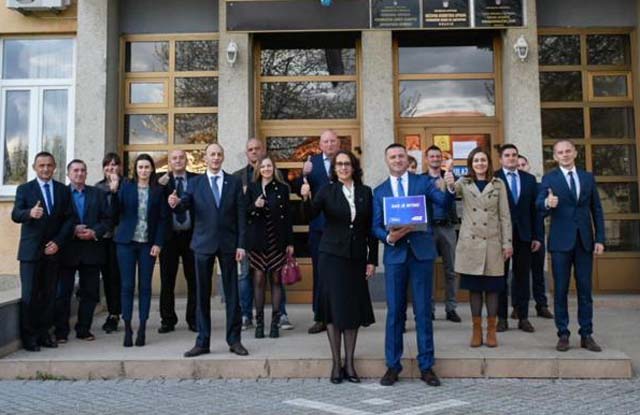 Kandidati HDZ-a s listama na ulasku u gradsku palaču u Gospiću                                                                                                                                                                                            