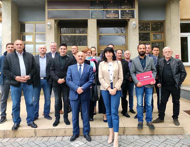 Starčevićevi kandidati na ulazu u gradsku palaču                                                                                                                                                                                                          