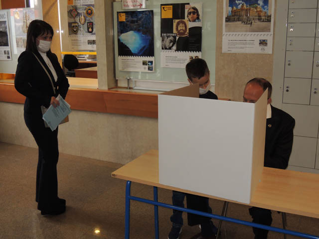 Obitelj Petryi na biračkom mjestu u Gospiću/Snimio Marko ČULJAT                                                                                                                                                                                           