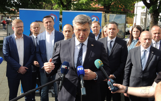 Plenković je danas u Gospiću podržao stranačke kandidate u drugom krugu izbora/Snimio Marko ČULJAT                                                                                                                                                        