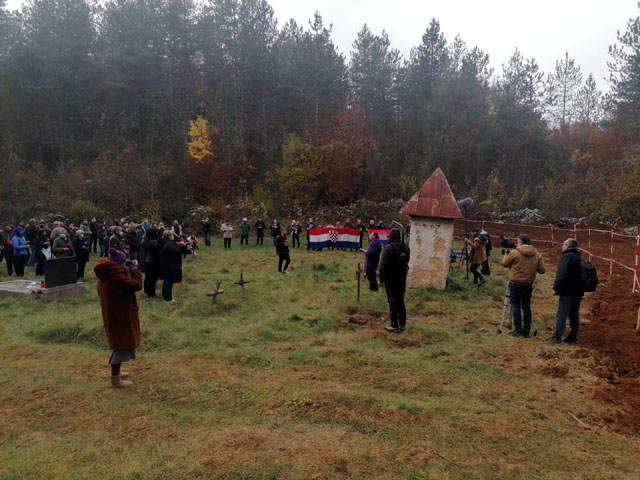 Okupljeni Kosinjani kod bagerom razrovanog dijela groblje s koga su nestali i spomenici...                                                                                                                                                                