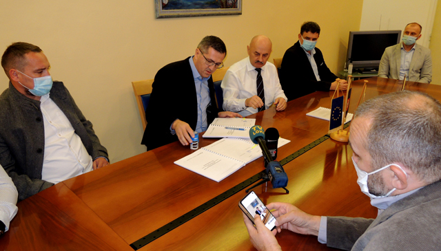 Načerlnik Kovač je još tijekom sastanka snimio i emitirao informaciju. Bravo načelniče/Snimio Marko Čuljat                                                                                                                                                