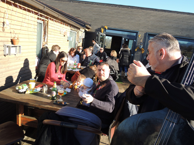 Na cvituškoj terasi bile su cijele obitelji, dogovor za pjesmu/Snimio Marko ČULJAT                                                                                                                                                                        