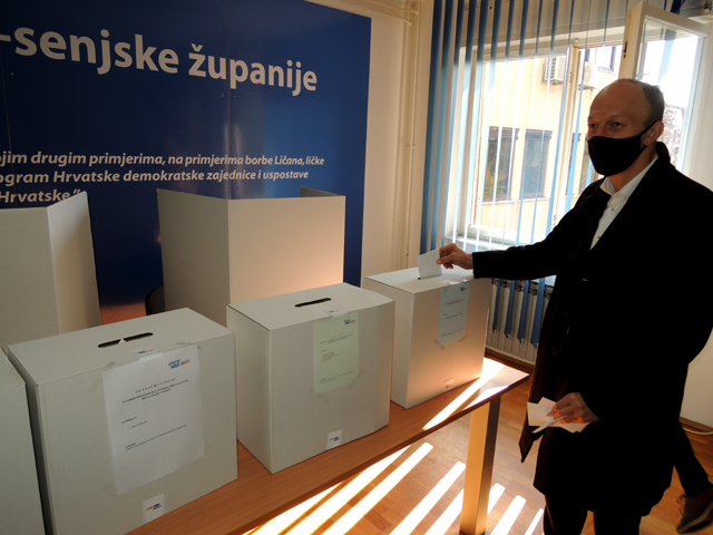 U Gospiću je glasao i Ernest Petry, kandidat za predsjednika Županijske organizacije HDZ-a/Snimio Marko Čuljat
                                                                                                                                          