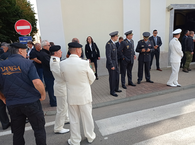 Okupljanje ispred gospićke katedrale                                                                                                                                                                                                                      