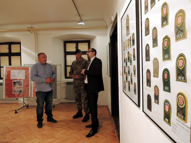 Izložba je izazvala interes posjetitelja, na slici su Radovinović, Tokić i Kovač/Foto Martha Miletić                                                                                                                                                      