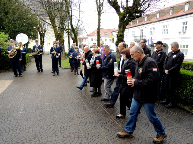 Odavanje počasti poginulkima u Gospiću/Snimio Marko ČULJAT                                                                                                                                                                                                
