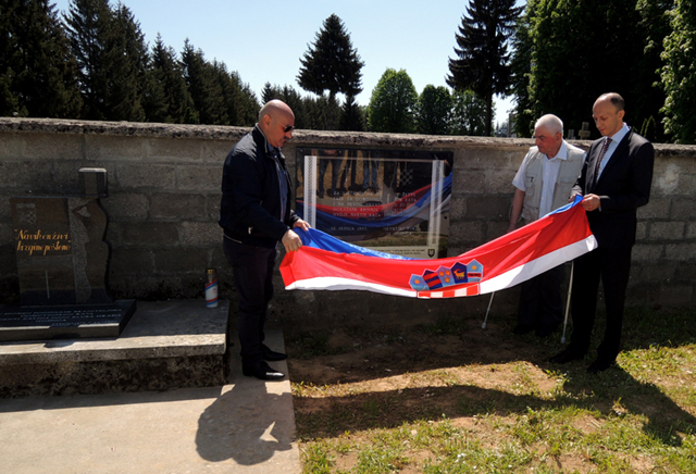 Starčević, Vukić i Petry, otkrivaju obnovljenu spomen-ploču pobijenim Hrvatima nakon Drugog svjetskog rata/Snimio Marko ČULJAT Lika press                                                                                                                 