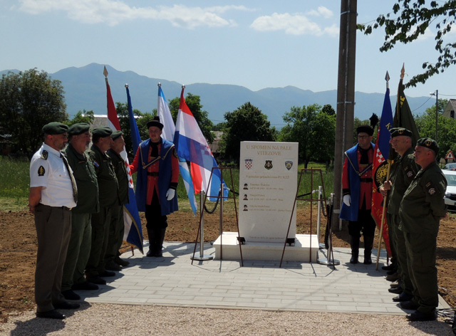 Počasana straža krapinsko-zagorskih specijalaca kod spomenika u Bilaju/Snimio Marko ČULJAT                                                                                                                                                                