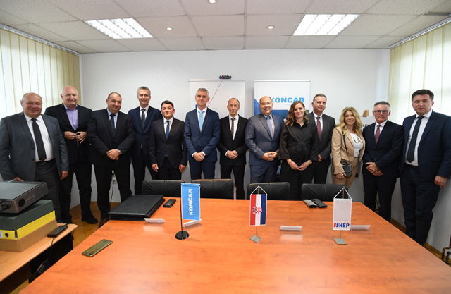 Sudionici potpisivanja otočkog ugovora za mini centralu                                                                                                                                                                                                   