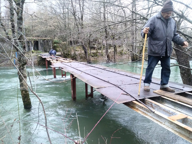 Joseta na svome oštećenom mostu/Foto Vrilo                                                                                                                                                                                                                