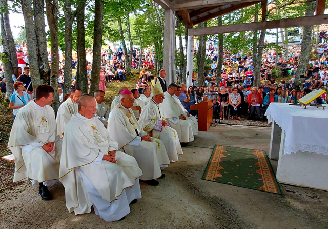 Biskupi i svećenici pre početak svete mise na otvorenom u vrtači kraj svetišta                                                                                                                                                                            