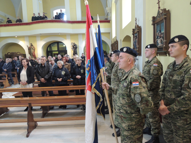 Ratne zastave gardista za vrijeme svete mise u Gospiću/Snimio Marko ČULJAT                                                                                                                                                                                